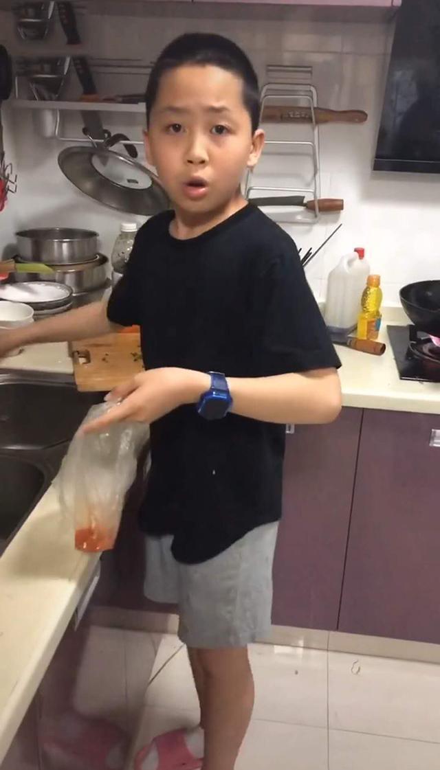 女儿|儿子半夜悄悄做宵夜,妈妈掐着饭点“蹭饭”,网友:和我女儿很配