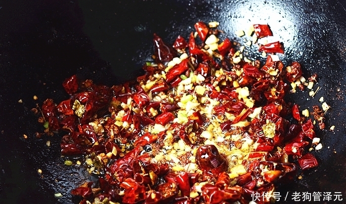 记住|大厨教你做辣子鸡,记住这2招,鸡肉外酥里嫩,香辣入味超好吃