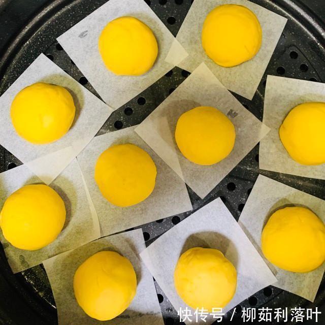  豆沙包|南瓜豆沙包，金黄色很是诱人