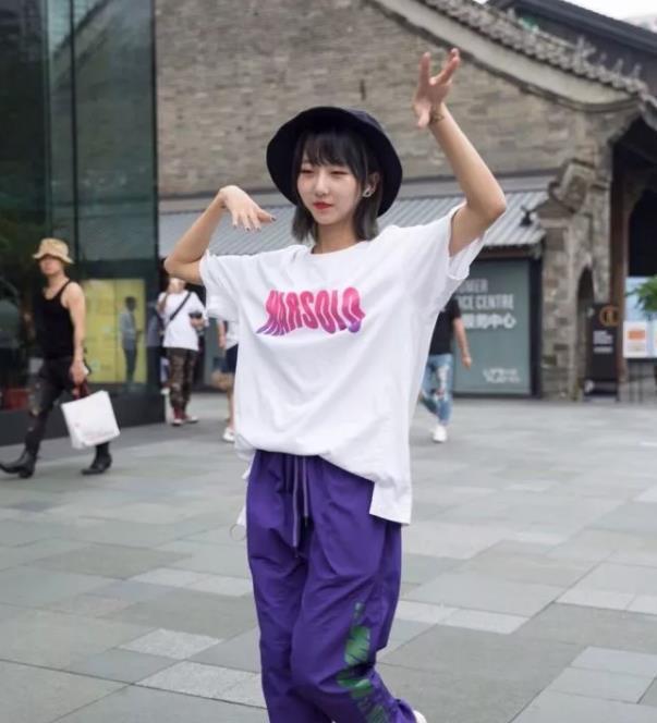 姐妹花|街拍:红黑姐妹花,身穿木耳长裙,展现高挑身段