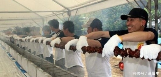 撸串|日本造出世界最长烤肉串,这够多少人同时撸串?