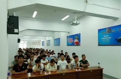  当成|这个高中科目常常被忽视，主科被当成副科，毕业之后才深感后悔