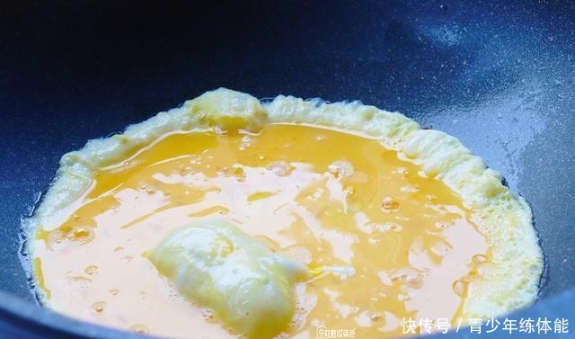 加点|炒鸡蛋时,直接下锅就错了,加点它一起炒,鸡蛋鲜嫩无腥味