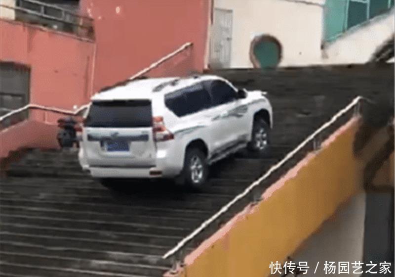  大暴雨|大暴雨淹没车顶，唯独普拉多幸免，车主笑了：不看看我停在哪了！