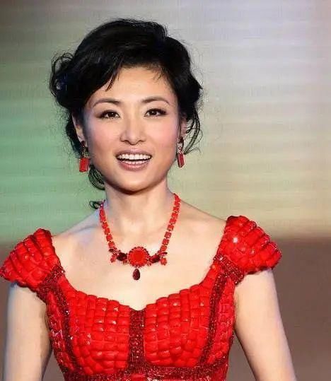 告别|曾是央视“最美”主持人挤掉倪萍,斗过董卿却突然告别央视