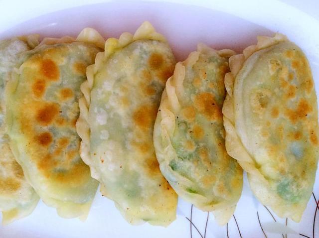  关键|做韭菜盒子，和面方法是关键，这样做，饼皮特别柔软，凉了也不硬