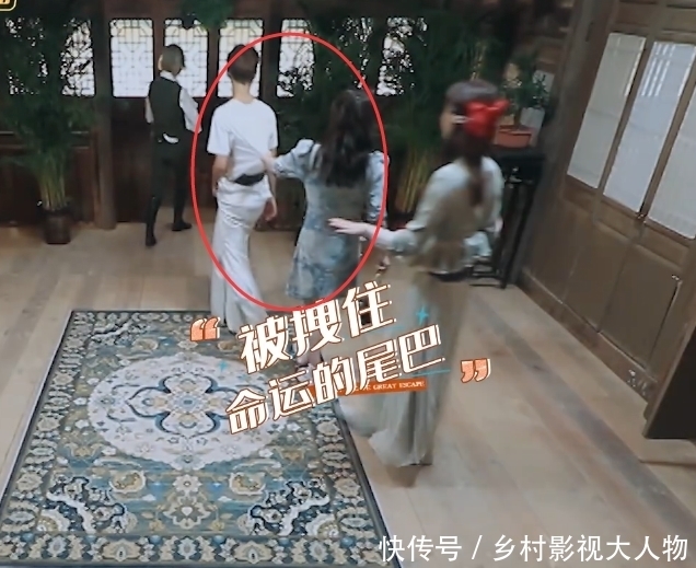 姐姐们|小贾想混进姐姐团摸鱼,没想到张雨绮一把抓拽回,网友直呼太霸气