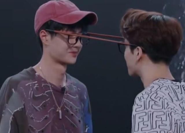 王一博和王|王一博《街舞》成搞笑担当戴眼镜总笑场,四位队长跳“女团”舞