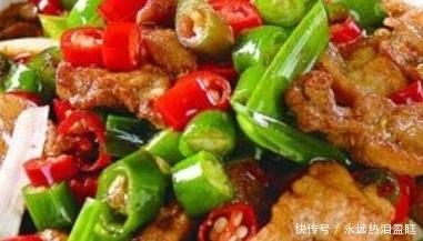  蕾妈|出锅色泽漂亮超有食欲，鲜辣干香，汤汁下饭，爷俩吃的那叫一个香