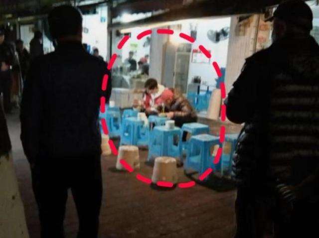 拍摄|肖战回重庆蹲路边吃早餐带火面馆,粉丝向老板求购肖战碗筷