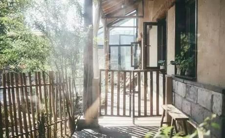 小院|20多岁的年龄差距,却把一个破烂的农家小院变成了“桃花源”