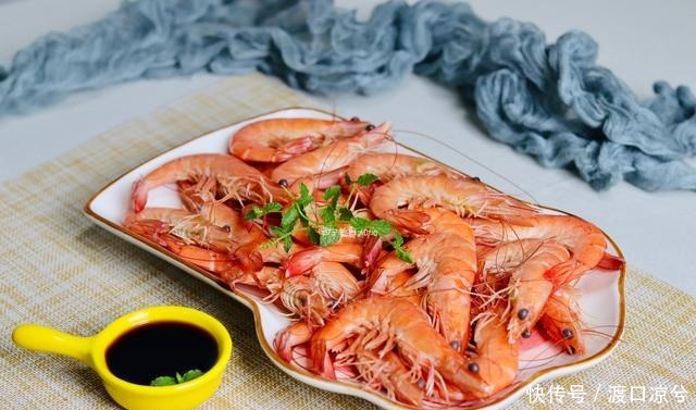 过程中|白灼虾时,放盐时机有讲究,否则虾肉腥味重还难吃,一锅虾白煮了