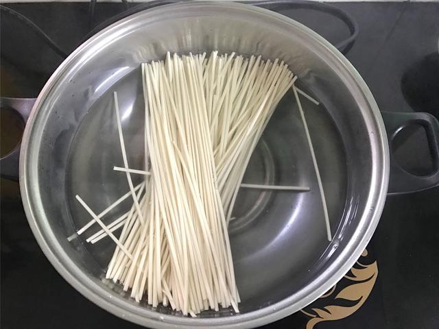 搞定|最适合懒人的一碗面,5分钟搞定,酸爽开胃,比煮泡面还简单