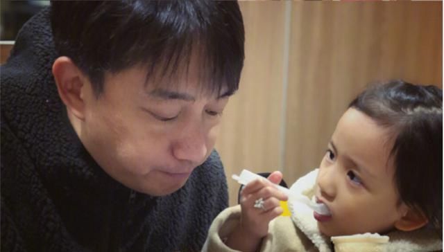 黄磊|妹妹人儿早餐没吃完,黄磊告诉她不要浪费,被女儿反驳了