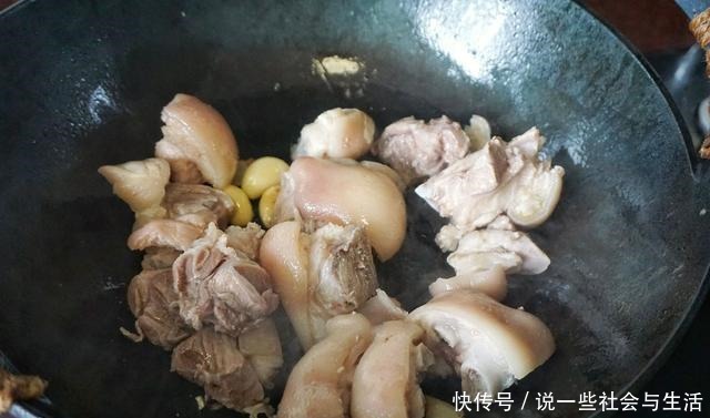 入口|猪脚加了一勺这个,味道香浓醇厚,入口肥而不腻,真是越吃越上瘾