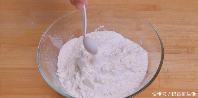 馒头|西葫芦别炒着吃了,试试这种新吃法,比包子馒头简单还好吃,解馋