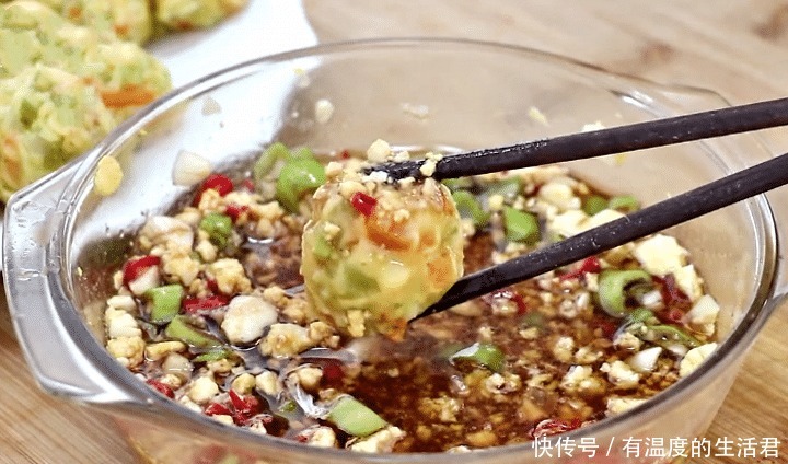 切成|秋天,冬瓜南瓜靠边站,这菜2块钱一斤,简单一蒸,鲜香又好吃