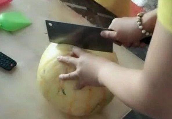 女子|女子买黄色西瓜,回家被老公骂,切开后,老公抢着吃根本停不下来