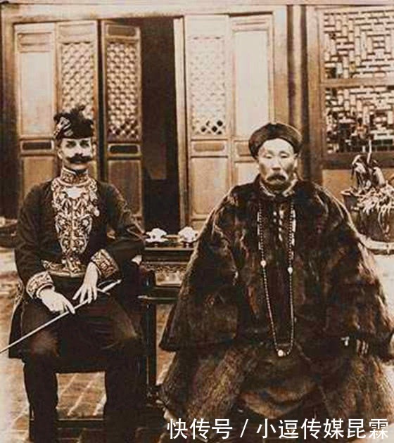相互|晚清老照片:穿着龙袍的外国人,与清朝名将是结拜兄弟,相互利用