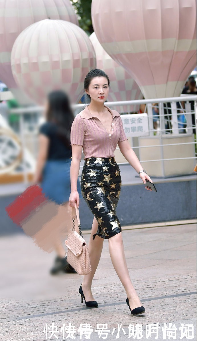 年轻|摄影35岁表姐穿衣超有范,“闪亮”的黑色半身裙,很多年轻姑娘都不敢尝试
