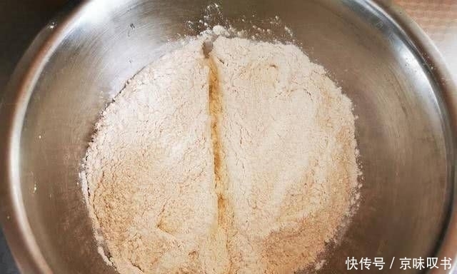  馒头|早餐饼的新方法比馒头软，比油条更健康。很简单。