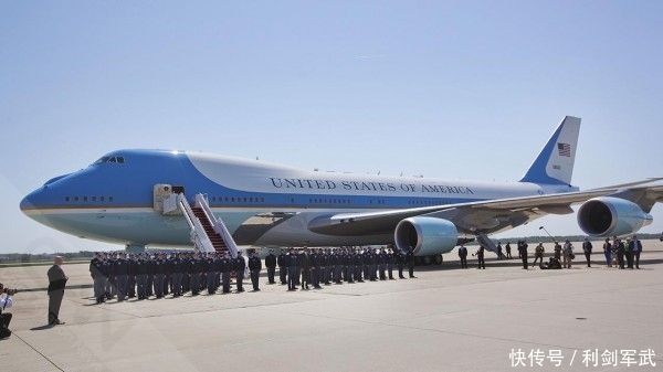危机|好险!空军一号差点撞机,短短2周内3次危机,特朗普再次逃出生天