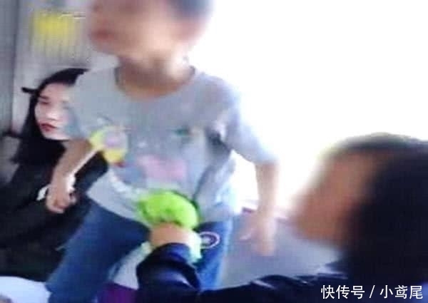 吐口水|两个小男孩坐地铁,举止天壤之别,网友看后怒批:家教真的很重要