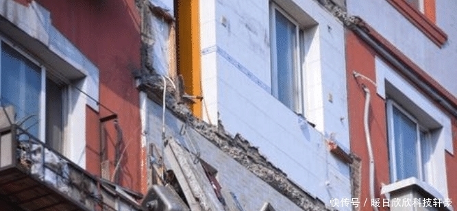 饺子馅|大妈7楼剁饺子馅,用力过猛“震塌”两层阳台,网友:比电视剧还精彩