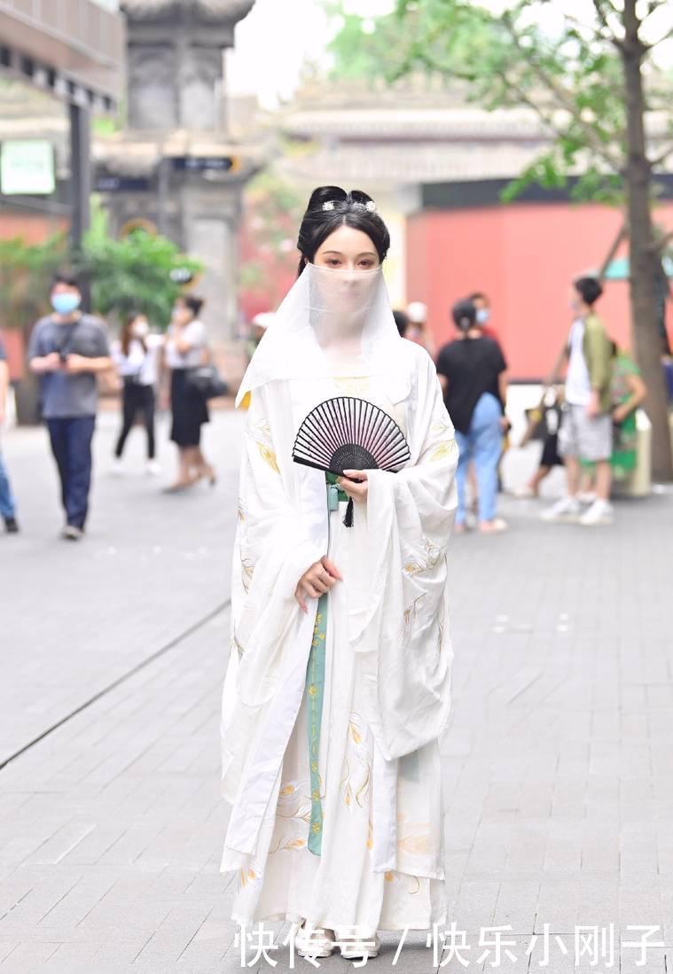  少女|小姐姐一身凉快的穿搭，让搭配更加有风格，清纯又有少女感