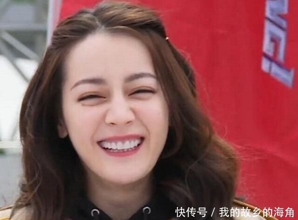  期节目|张艺兴发现线索抢走迪丽热巴的手机，热巴下意识反应太可爱