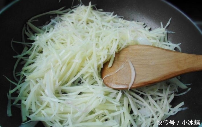 切成|炒土豆丝时,先放醋还是后放醋?多数人都放错了,难怪不好吃