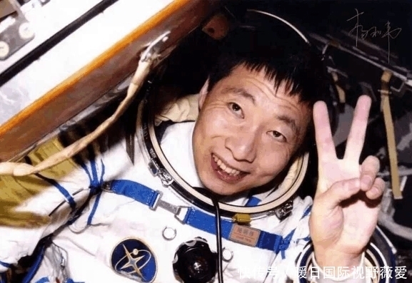  杨利伟|为何杨利伟只上一次天, 就成了少将军衔? 亲口说出事实, 国人泪目