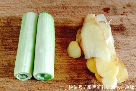 腥味|水煮大虾时,有人放盐,有人放香油,都错了!加点它,鲜嫩无腥味