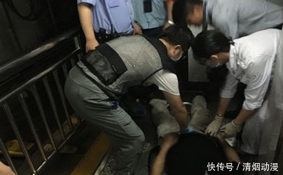  小时|地铁上一男两女进入公厕1小时，警察前来制止，男子：她们自愿的