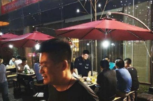 夜市|姚明夜市撸串引争议,带头违规?网友:是为中国篮球而“撸”