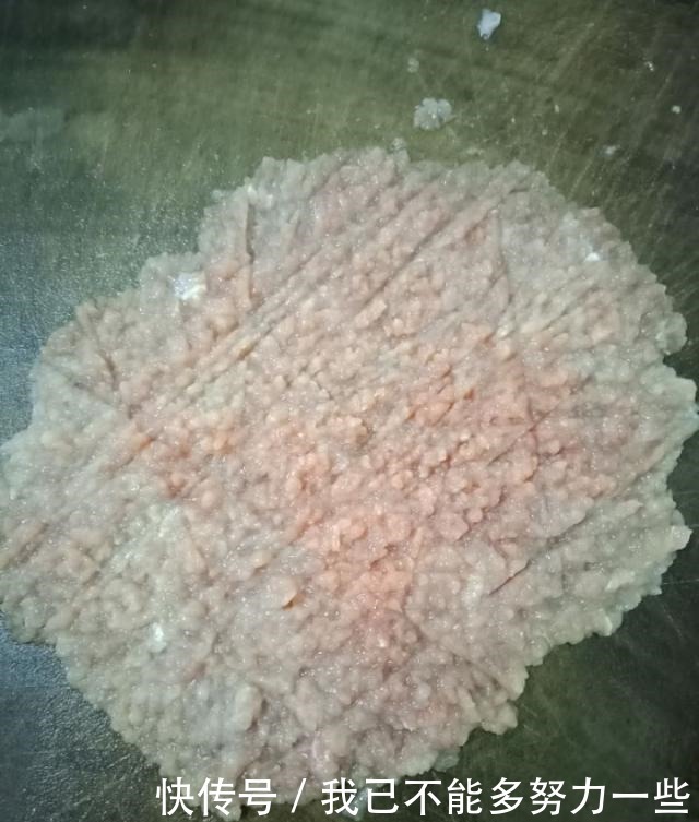 上桌|秋天,这菜好便宜,将它做成丸子,鲜香美味,上桌瞬间扫光