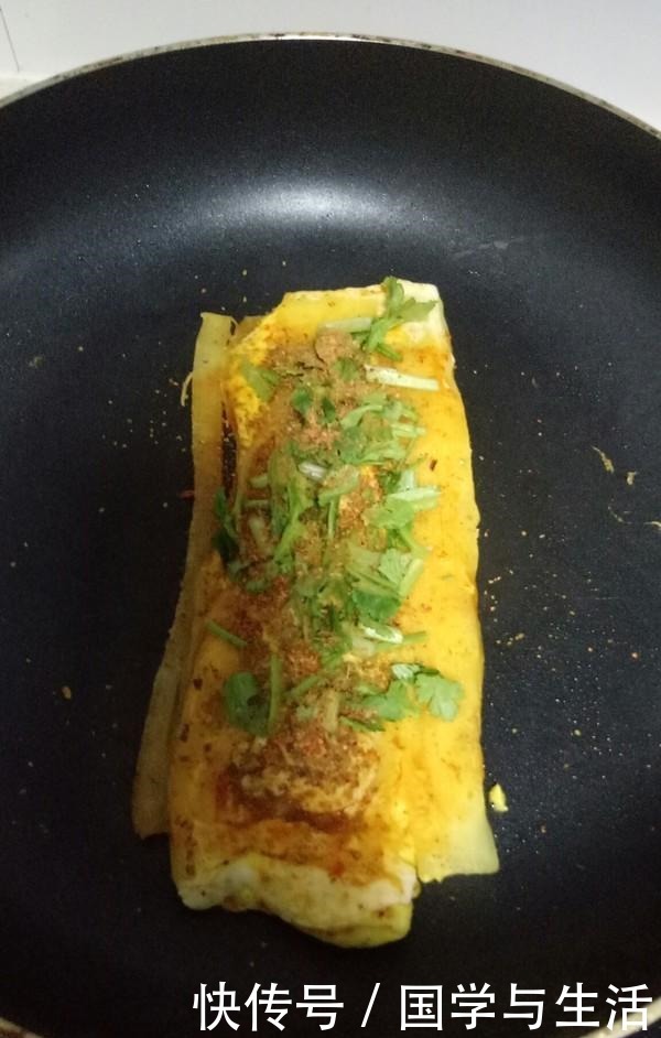 小吃|大妈在校门口卖的小吃,1个6元,每次排长队才买到,便宜又好吃