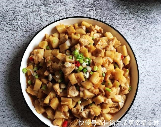 孩子|母子俩人的晚餐,在朋友圈火了,荤素搭配吃得香,收到无数点赞