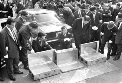  拍摄|男子冒充警察众目睽睽开走运钞车，抢走3亿元现金，至今未被抓获