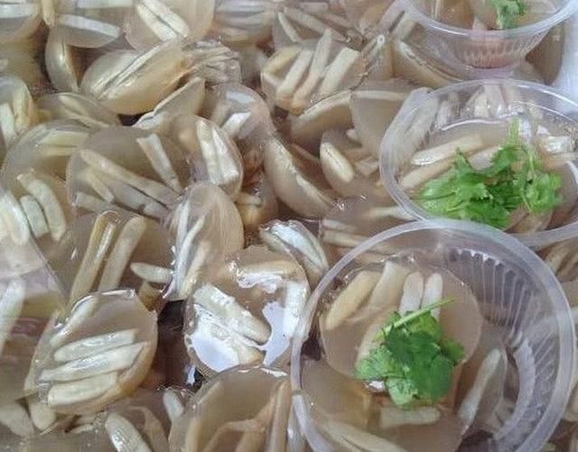 美食|小伙在街边卖这种看起来像“果冻”的美食,敢吃的女生都是女汉子
