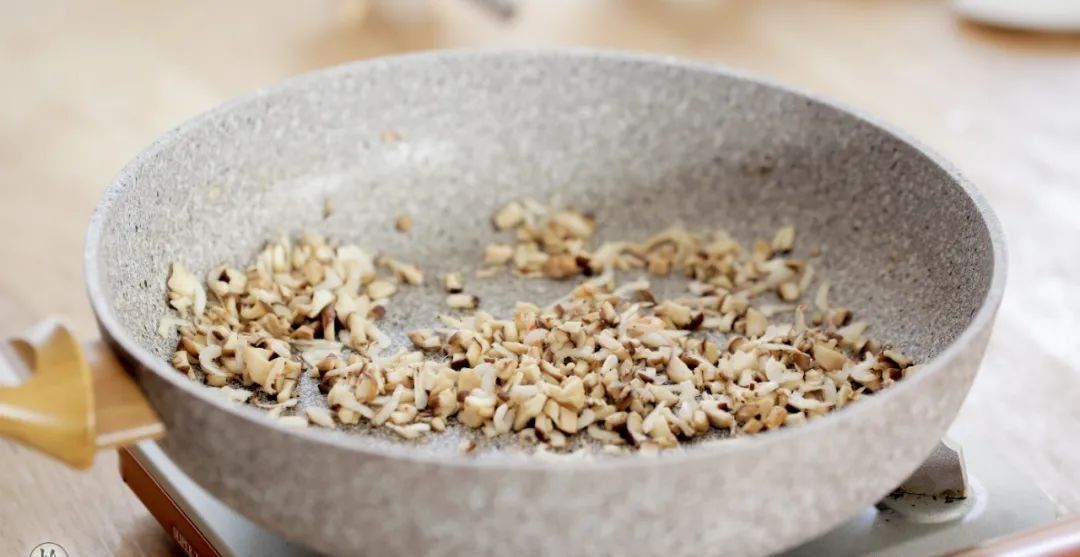  面粉|皮薄馅厚，内在鲜美的柳叶素菜包，热腾腾的来上一笼可好？