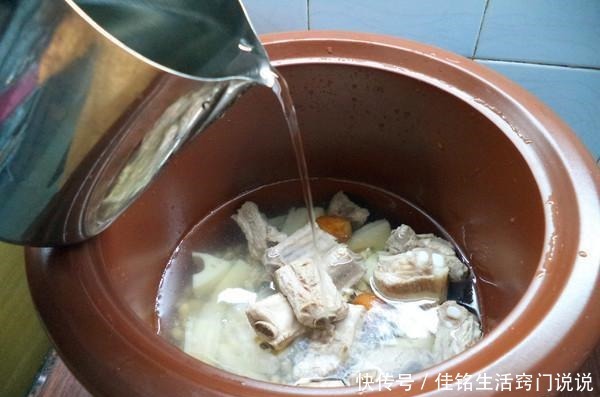 小编|这样做出来的莲藕排骨汤,味道鲜,连喝几碗都不过瘾