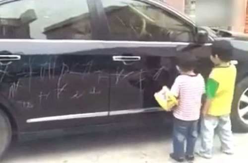  宝妈|熊孩子划花豪车，宝妈却强势护短，接下来车主的做法太解气