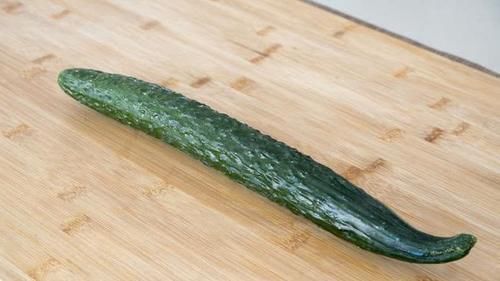 面食|黄瓜不要凉拌了,加1碗面粉,两手一搓做成面食,柔软劲道,过瘾