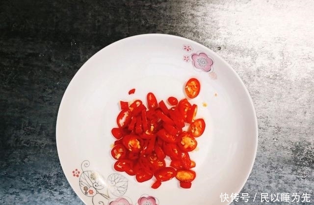 柠檬|鸡腿不炖也不炸，放入柠檬拌一下，酸辣开胃又下饭