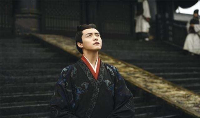 嫁给|此人做了31年的傀儡皇帝，曹操却将3个女儿都嫁给他，凭啥？