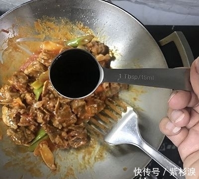  去除牛肉|家宴·西红柿炖牛腩