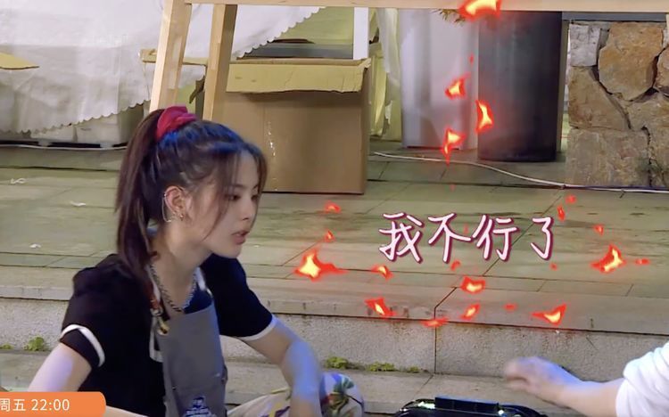 王俊凯|为准备800份盒饭:赵丽颖切菜切到手抖,王俊凯却是另一种画风