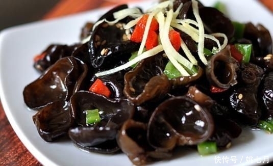  木耳|凉拌木耳，木耳先焯水就错了，难怪不脆不入味，大厨：这样做才对