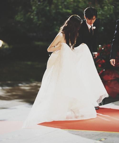 不好|奔跑吧只看蔡徐坤帮Baby拉裙摆,谁注意她的鞋子团宠不好当